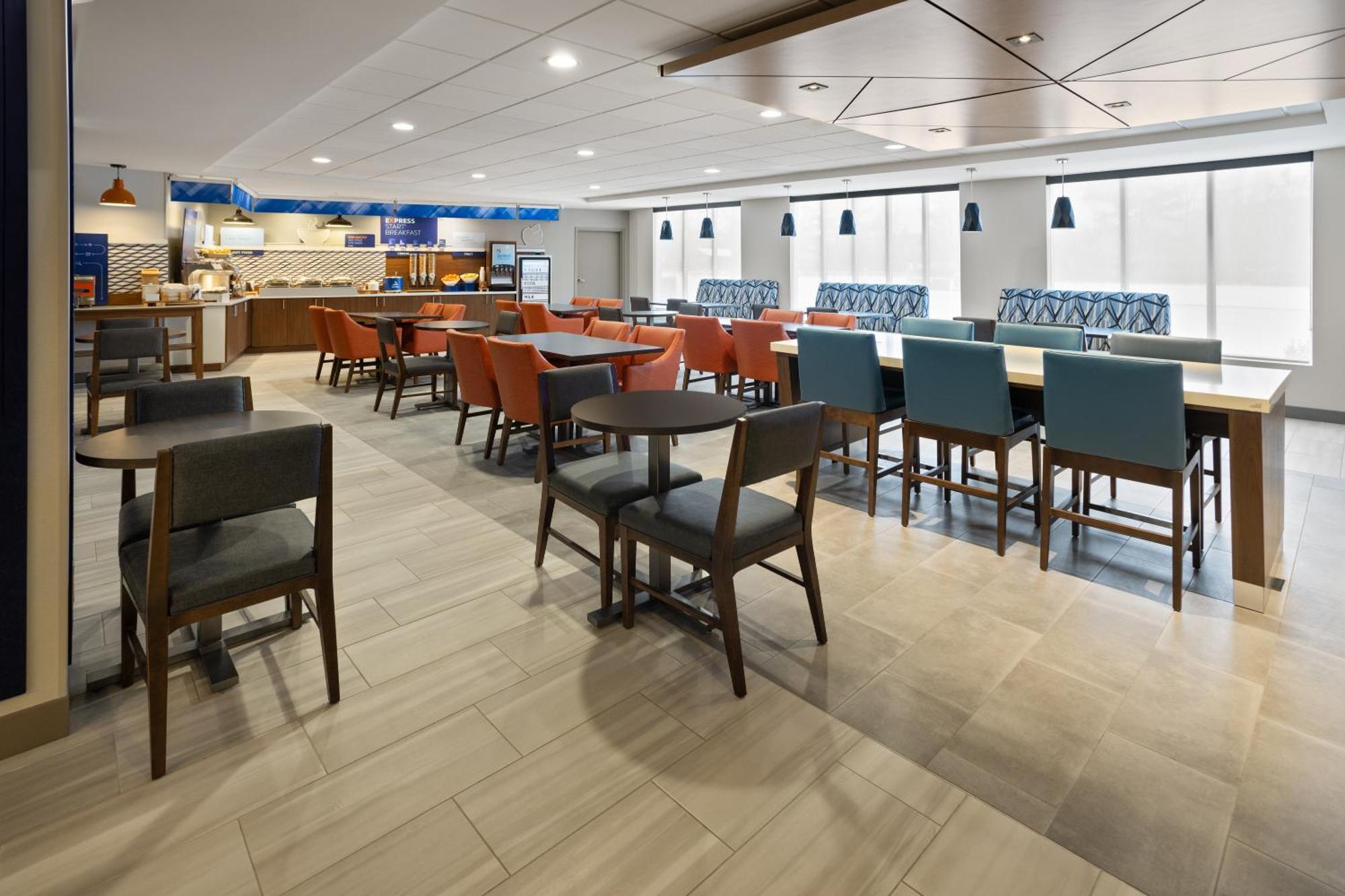 Holiday Inn Express Hotel & Suites Brattleboro By Ihg Exterior photo