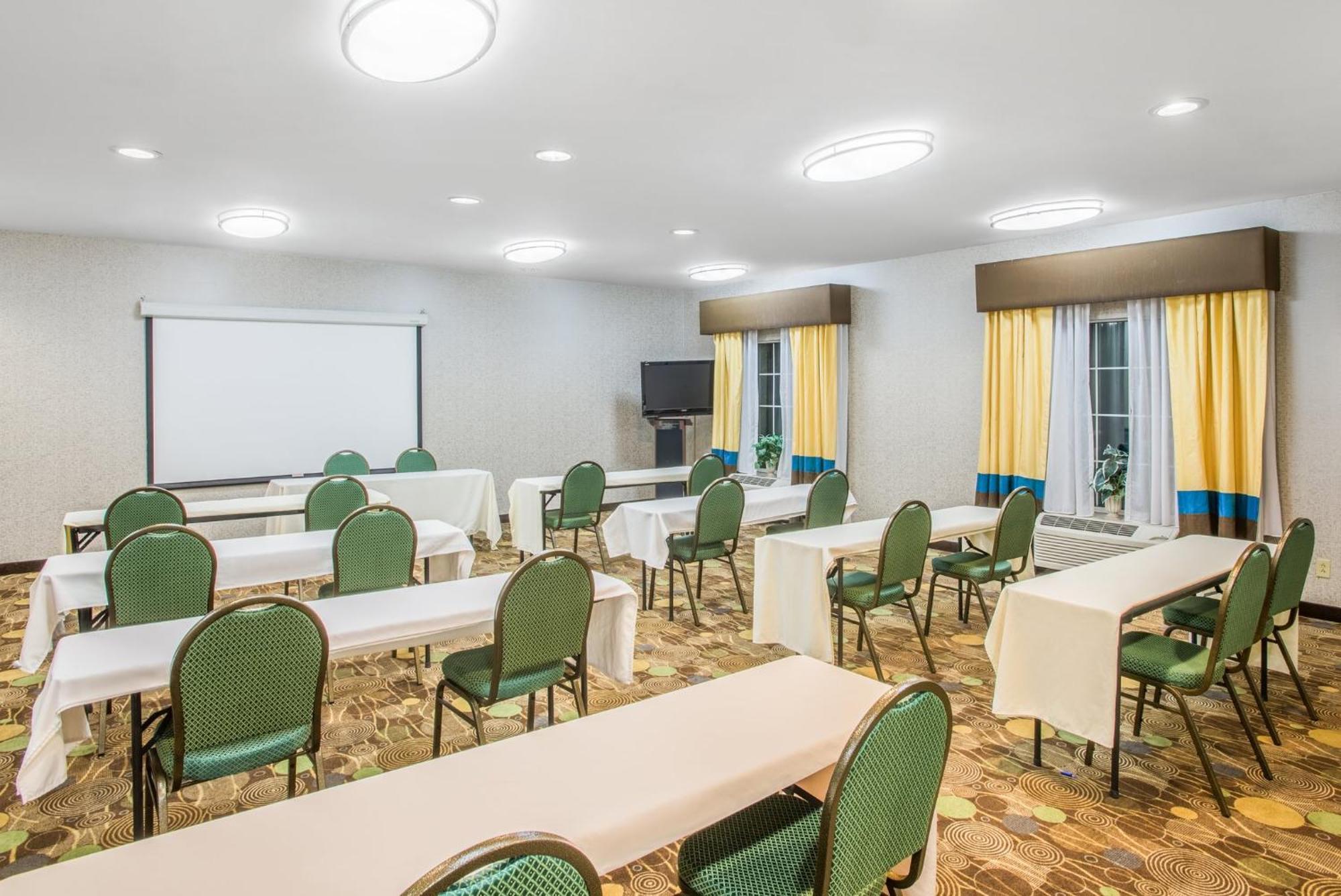 Holiday Inn Express Hotel & Suites Brattleboro By Ihg Exterior photo