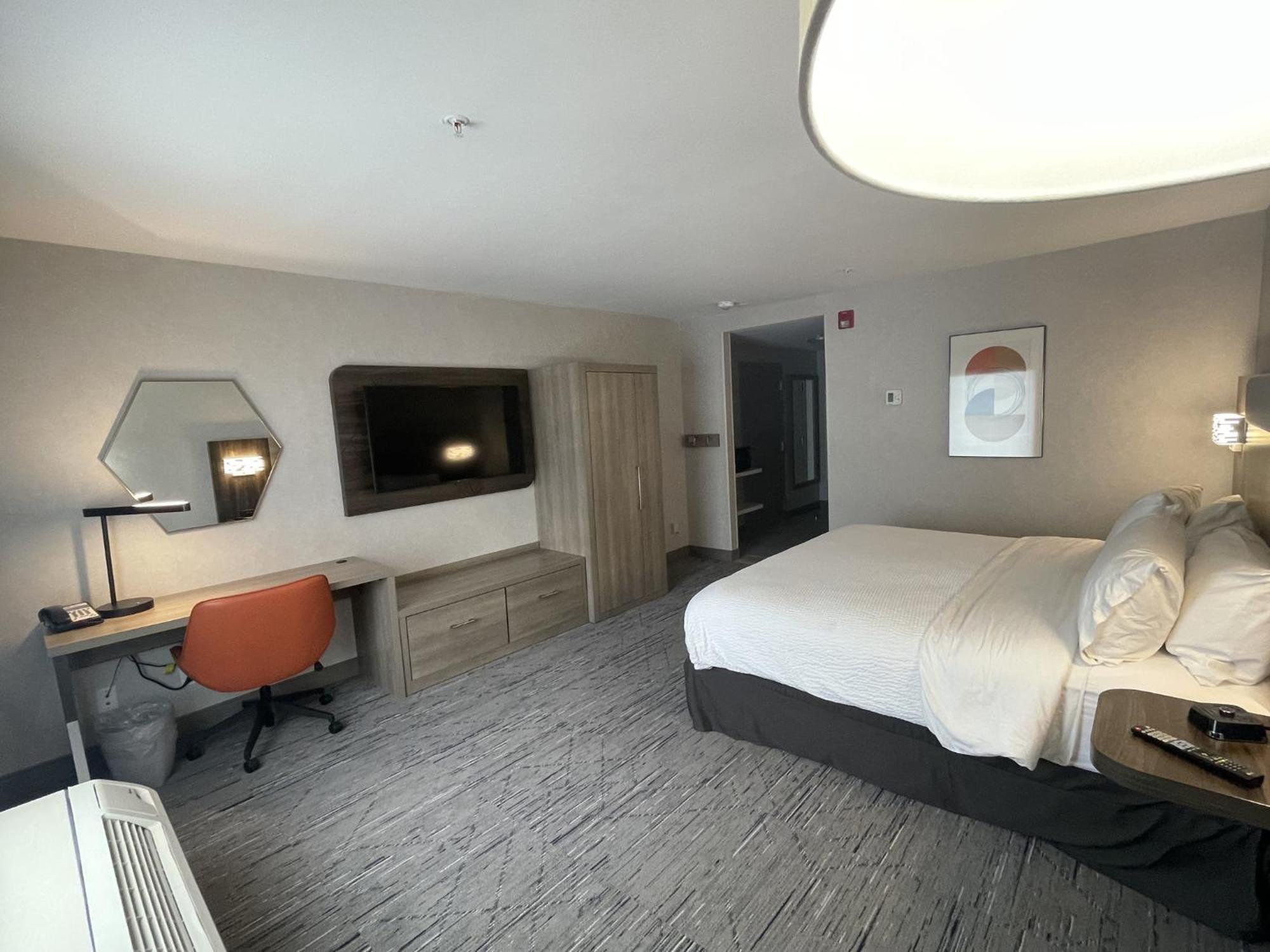 Holiday Inn Express Hotel & Suites Brattleboro By Ihg Exterior photo