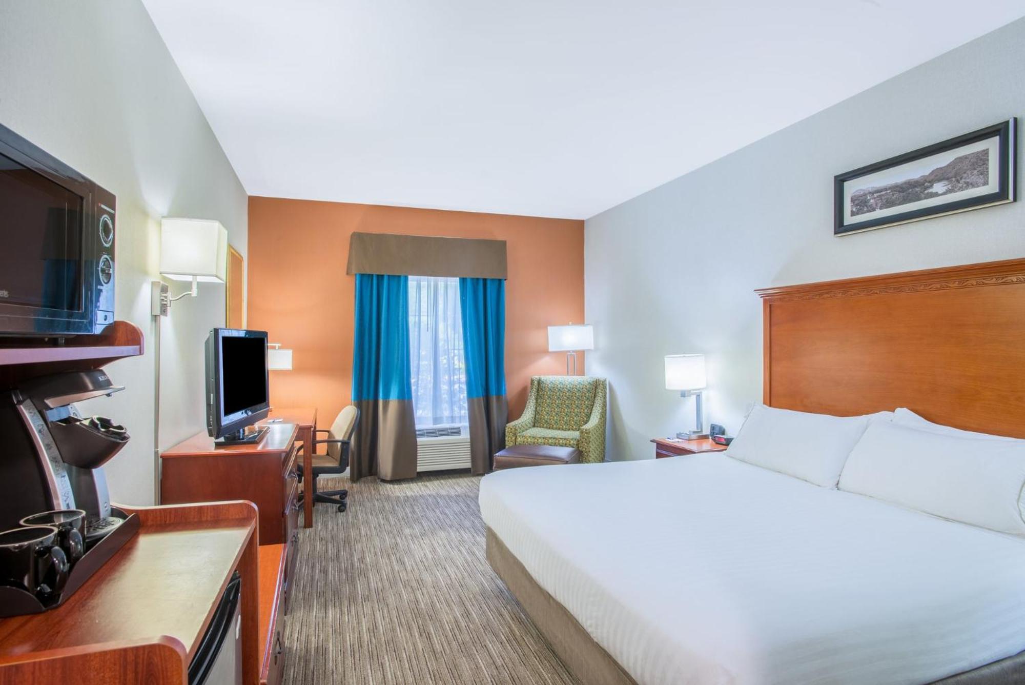 Holiday Inn Express Hotel & Suites Brattleboro By Ihg Exterior photo