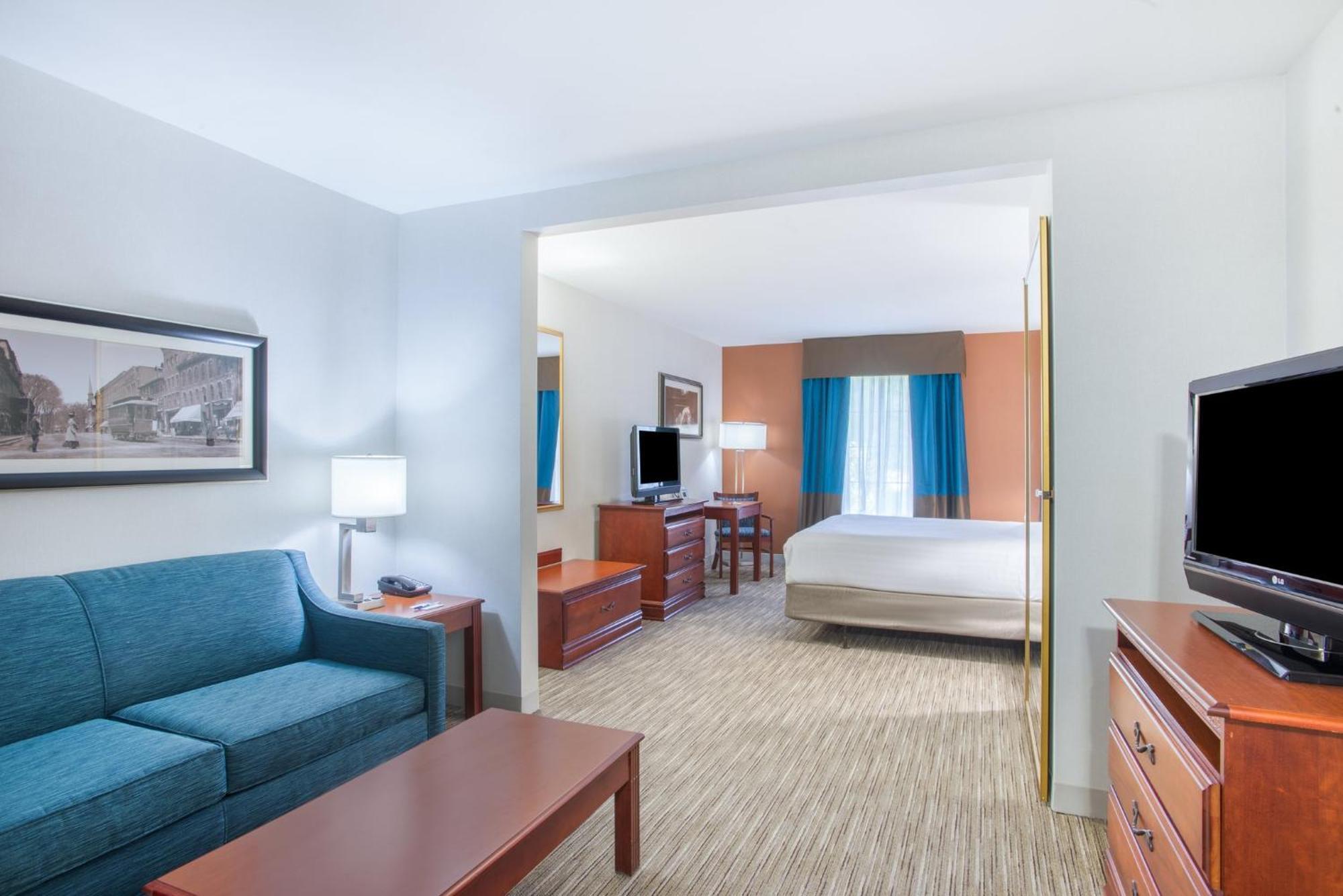 Holiday Inn Express Hotel & Suites Brattleboro By Ihg Exterior photo