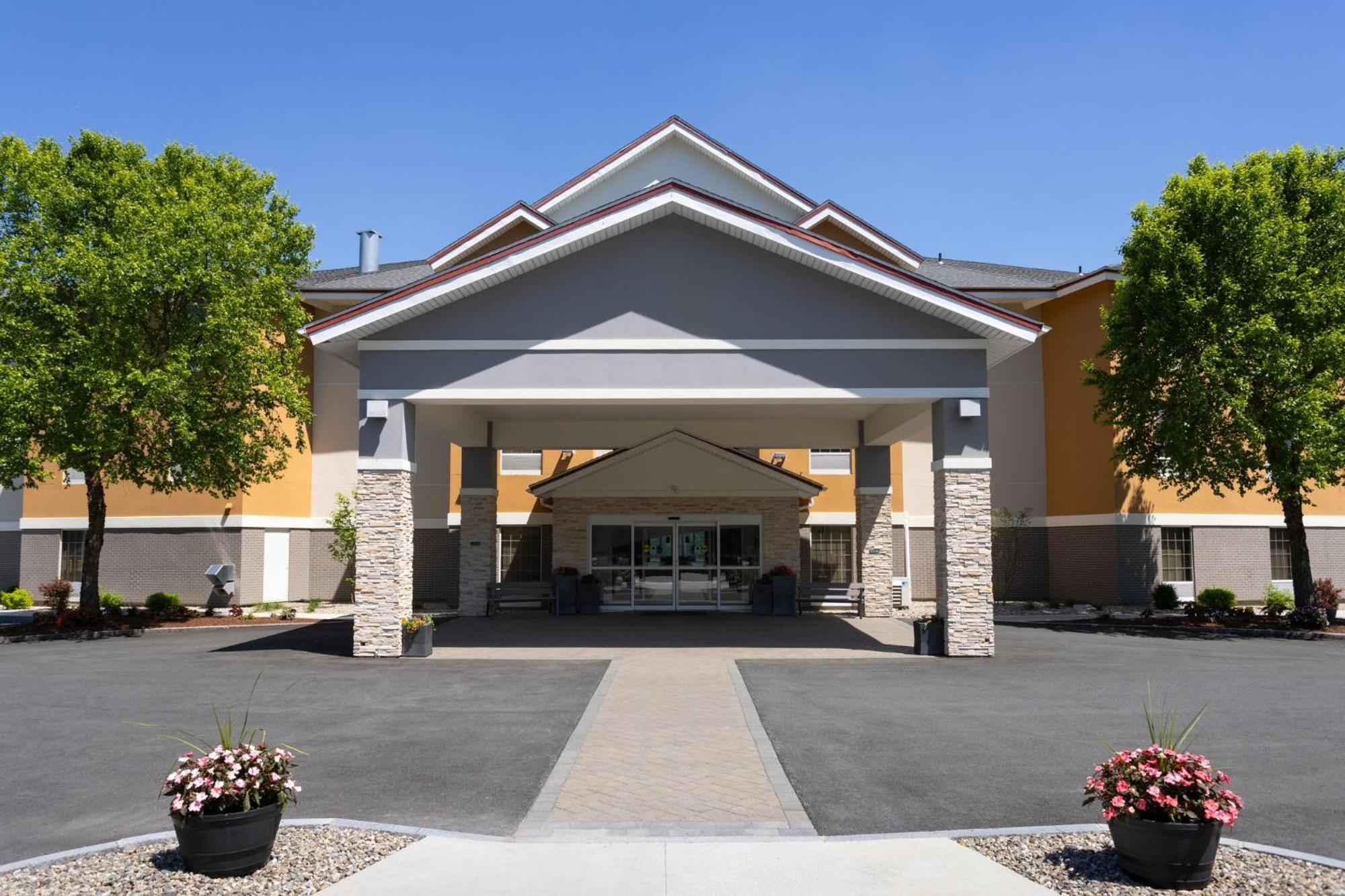 Holiday Inn Express Hotel & Suites Brattleboro By Ihg Exterior photo